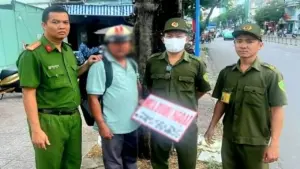 Nhờ 'mắt thần đường phố', phường Nhiêu Lộc xử phạt người gắn quảng cáo trái phép