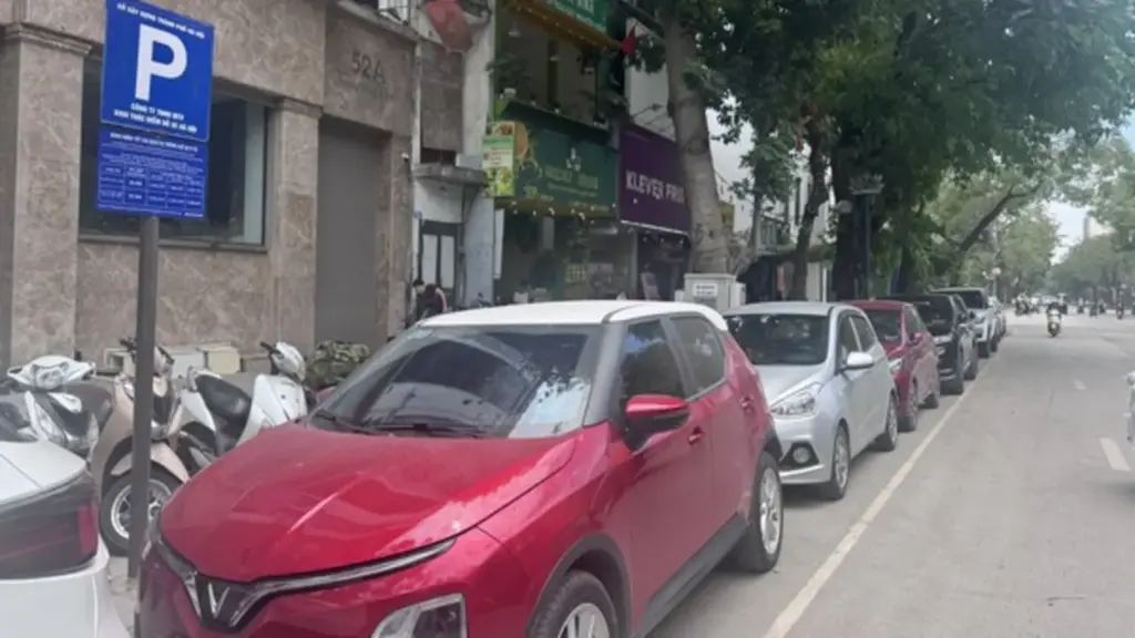 Những vỉa hè Hà Nội chật kín lối đi