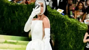 Nicole Kidman bị chế giễu, Katy Perry diện style robot tại Met Gala
