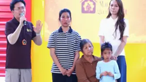 Nữ ca sĩ từng thi hoa hậu bật khóc nức nở trên sóng truyền hình
