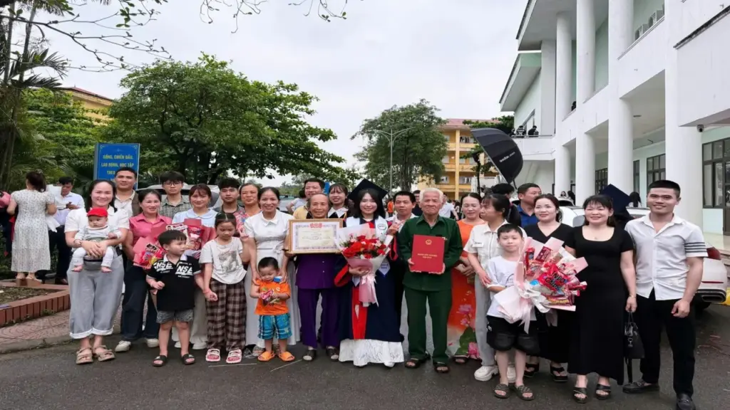 Nữ thủ khoa thuê xe 29 chỗ đưa đại gia đình dự lễ tốt nghiệp