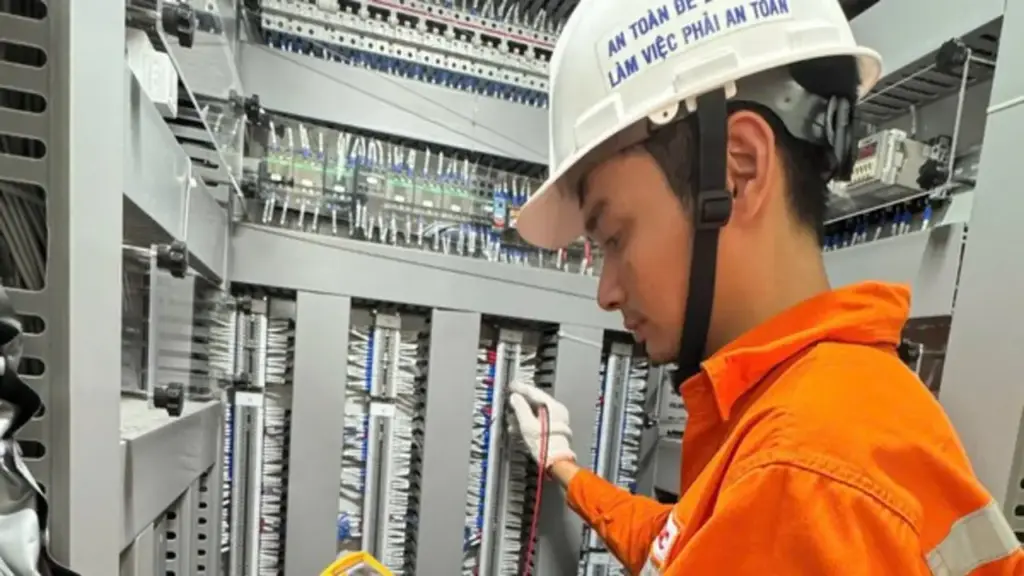 Ở đâu sự cố về điện, ở đó có anh công nhận điện lực ngay