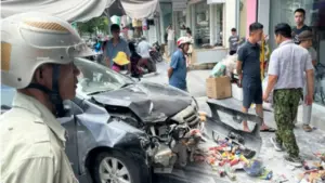 Ô tô bốc cháy ngùn ngụt giữa đường, tài xế mắc kẹt được giải cứu trong gang tấc
