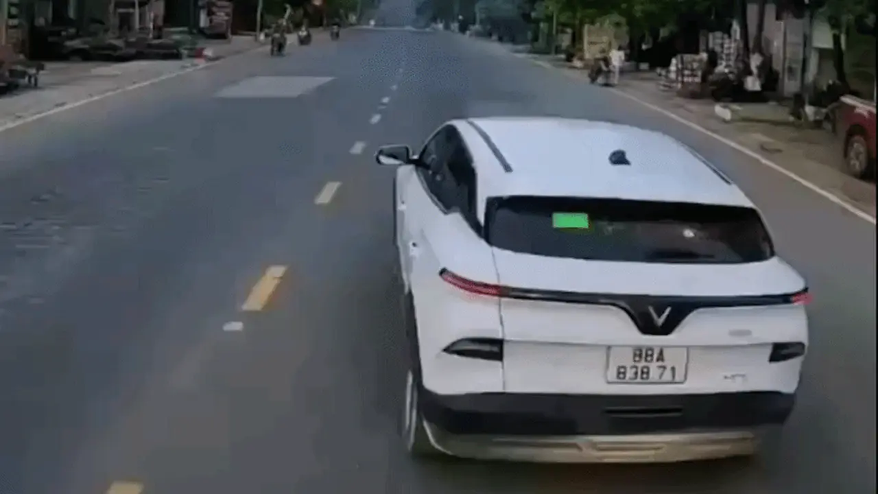 Ô tô lạng lách trên đường, người dân ghi hình báo Cục trưởng CSGT xử lý