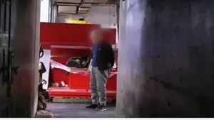 Ông lão giàu có 10 năm ngủ ở vỉa hè cửa siêu thị