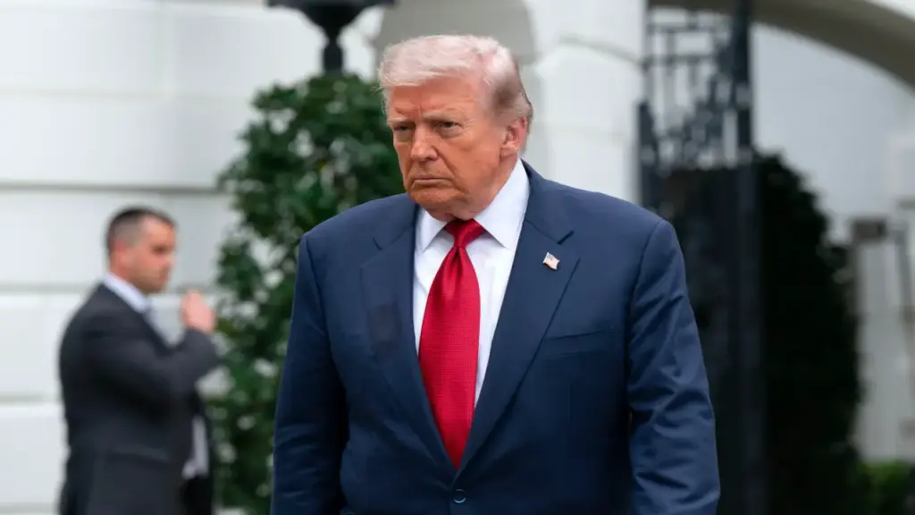 Ông Trump dọa 'cho nổ tung' người đến gần kho uranium Iran