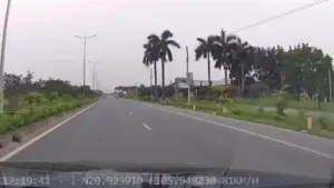 Ôtô chạy 80 km/h bị cậu bé đi xe máy điện vượt mặt