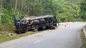 Ôtô đâm vào vách núi, hai người chết