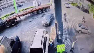 Ôtô lùi húc đổ trụ xăng bốc cháy ngùn ngụt