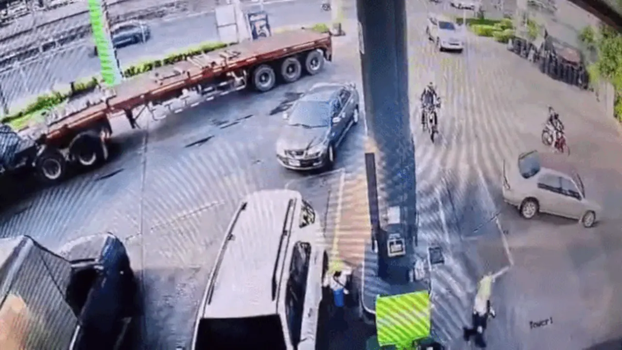 Ôtô lùi húc đổ trụ xăng bốc cháy ngùn ngụt