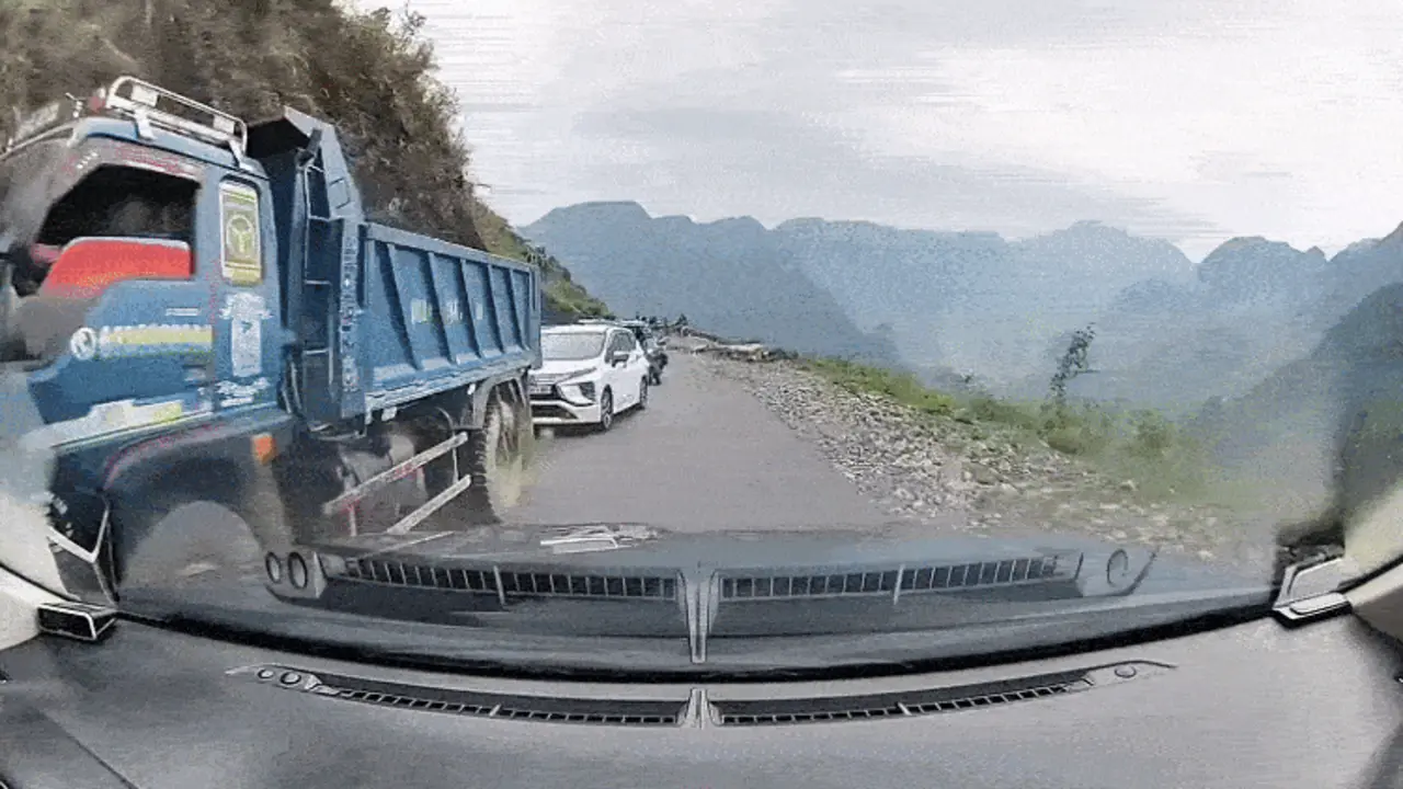 Ôtô 'mòn phanh' vì liên tục tránh xe vượt ẩu trên đèo