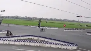 Ôtô phóng như tên bắn qua ngã tư, đâm bay xe máy
