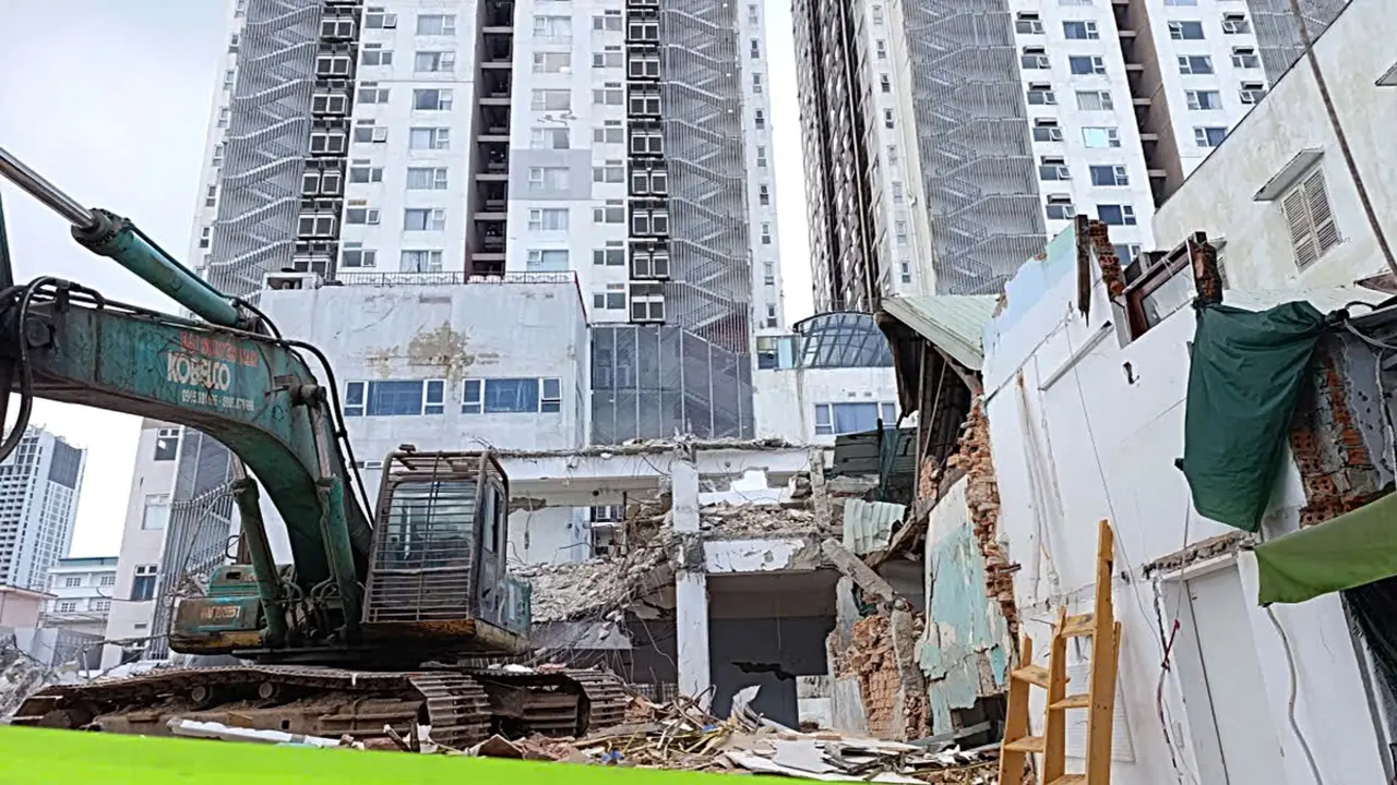 Phá dỡ công trình làm sập, nứt nhà dân: Ai chịu trách nhiệm?