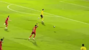 Pha xử lý khó hiểu của Ronaldo trong thế đối mặt