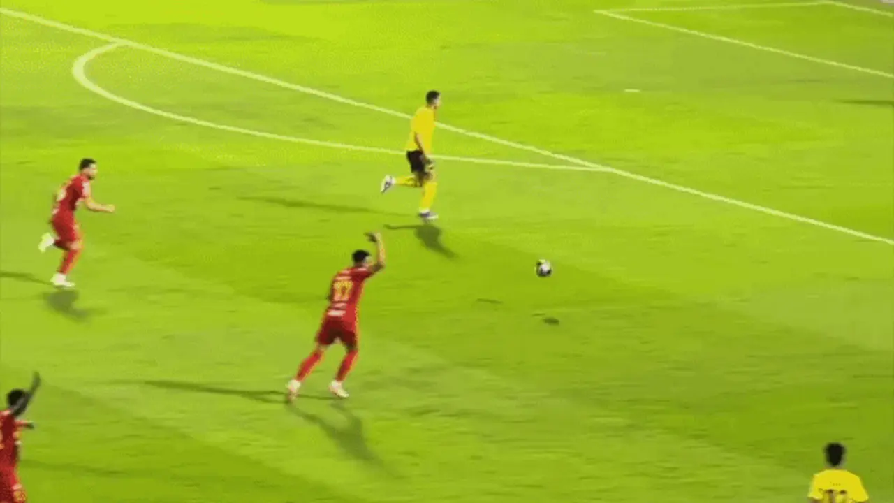 Pha xử lý khó hiểu của Ronaldo trong thế đối mặt