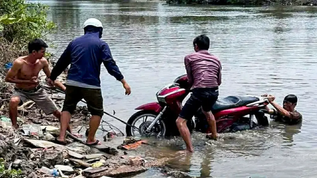 Phát hiện thi thể nhân viên trường học trôi trên sông với nhiều vết thương trên người