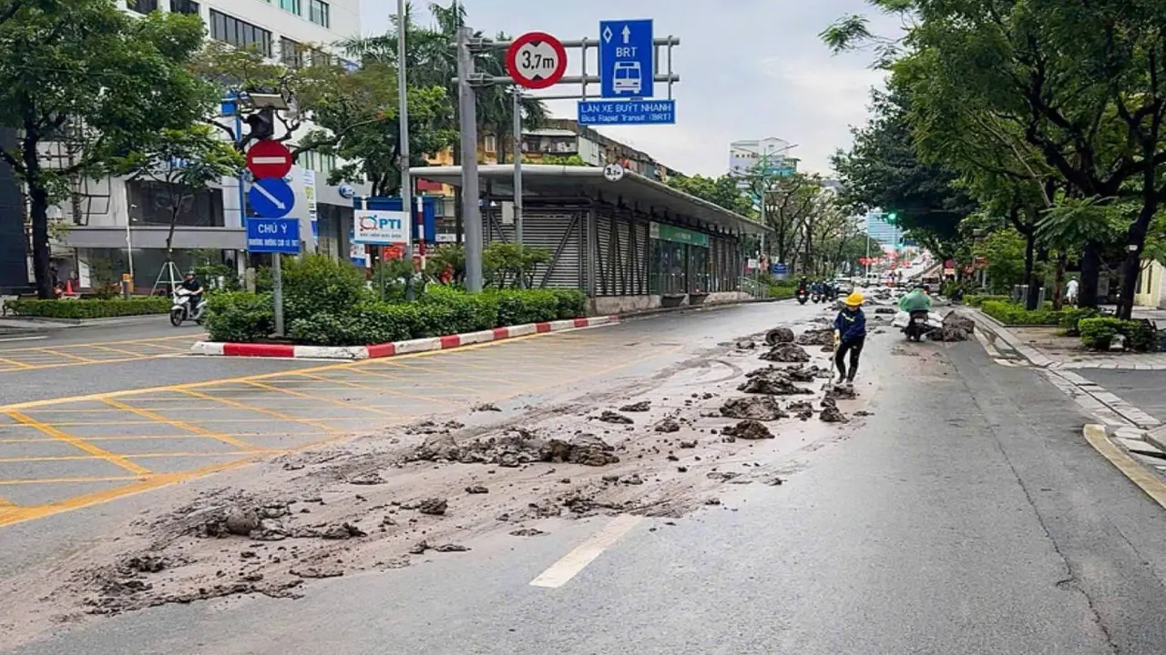 Phố trung tâm Hà Nội ngập bùn rơi từ xe ben
