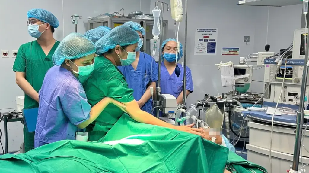 Phút vĩnh biệt của người vợ trước khi hiến tạng chồng