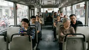 Quán cà phê yêu cầu khách dùng tai nghe