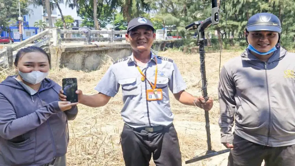 Rà 500m bãi biển để tìm điện thoại bị vùi dưới cát cho người dân