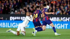 Real TV gọi pha phạm lỗi của hậu vệ Barca là 'trò hề'