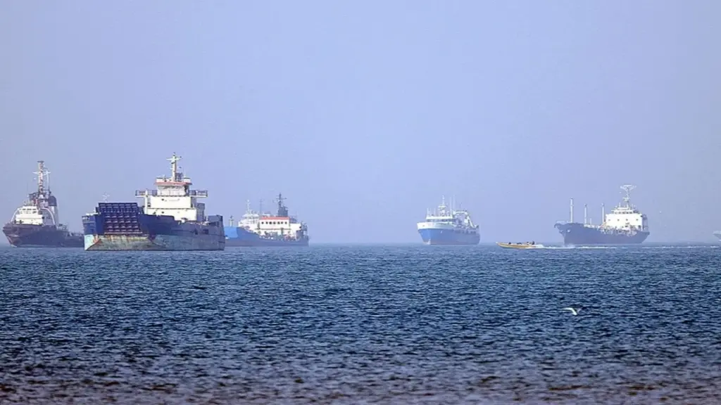 Rộ tin Iran bắt tàu hàng nghi là "kho vũ khí nổi" gần eo biển Hormuz