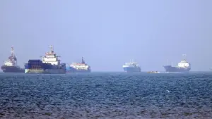 Rộ tin Iran bắt tàu hàng nghi là "kho vũ khí nổi" gần eo biển Hormuz
