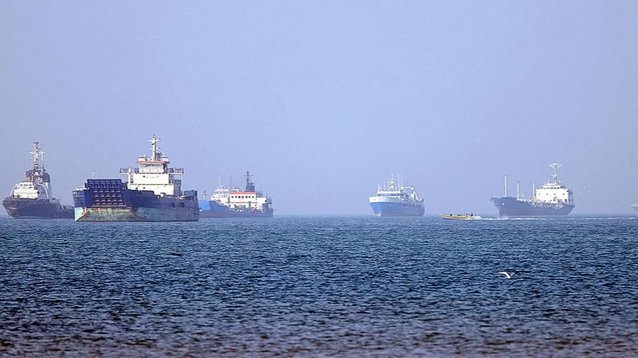 Rộ tin Iran bắt tàu hàng nghi là "kho vũ khí nổi" gần eo biển Hormuz
