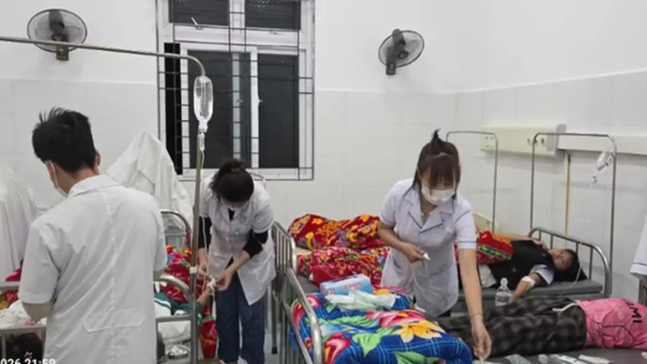 Rủ nhau ăn quả lạ, hơn 200 học sinh ngộ độc