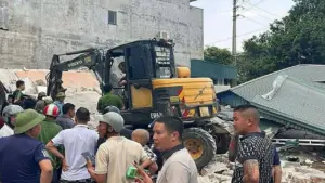 Sập nhà 2 tầng, một người đang bị vùi lấp