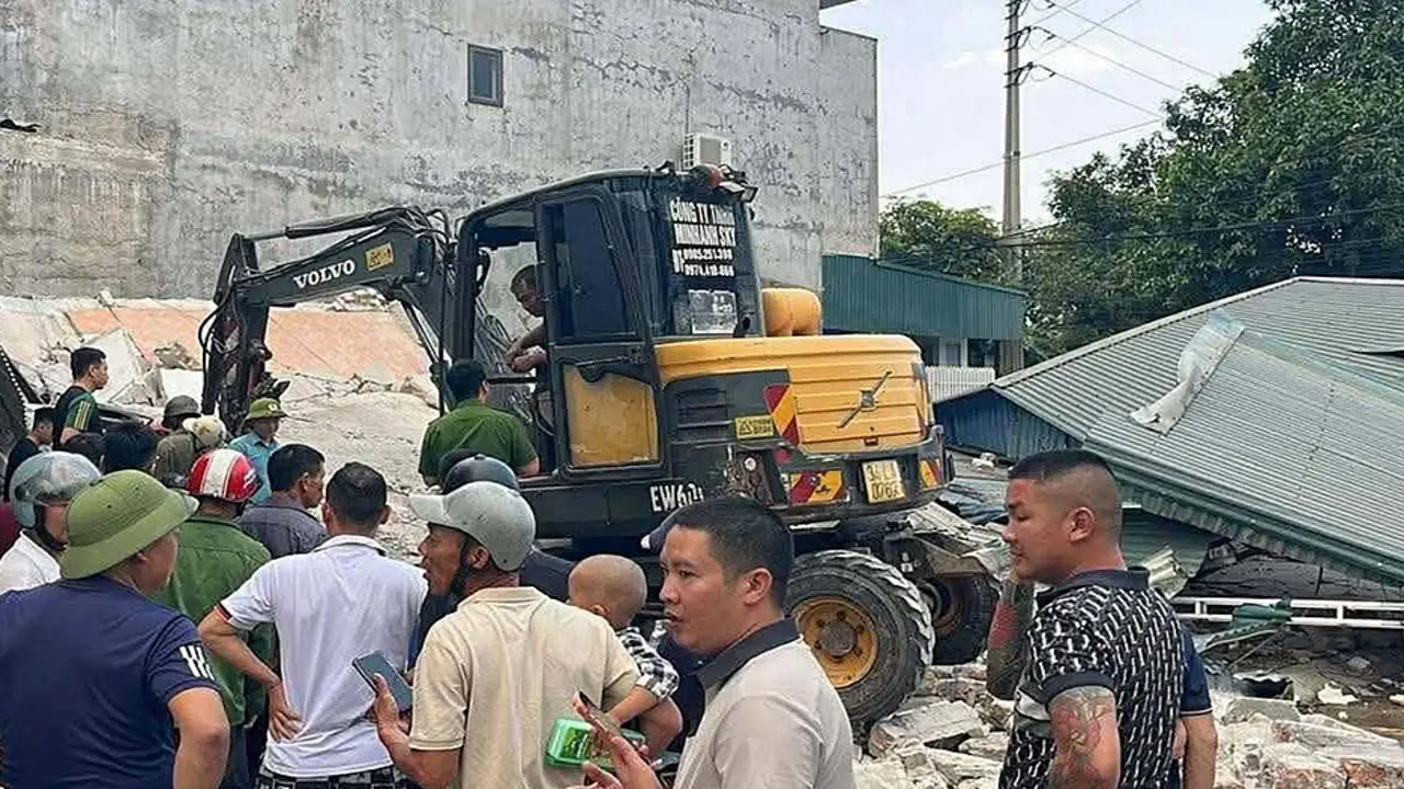 Sập nhà 2 tầng, một người đang bị vùi lấp