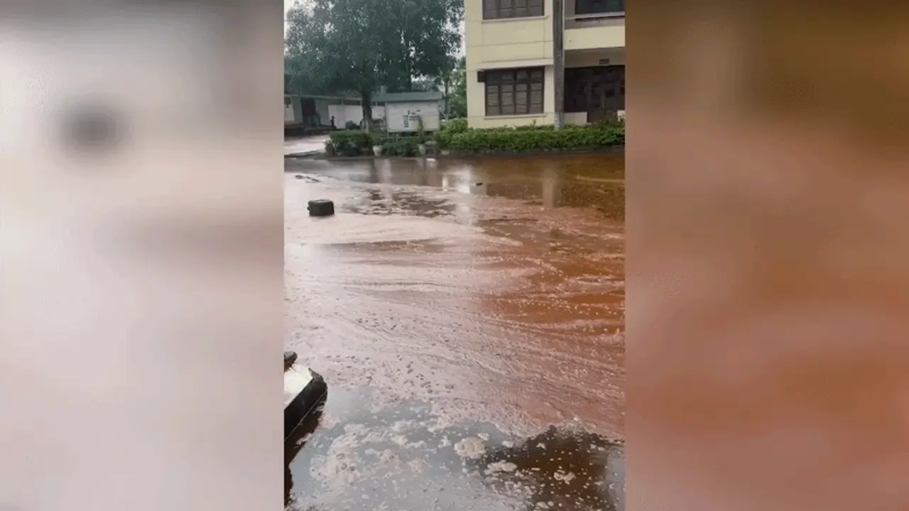 Sét đánh trúng bể chứa nhà máy đường, 2.000 tấn mật tràn ra ngoài