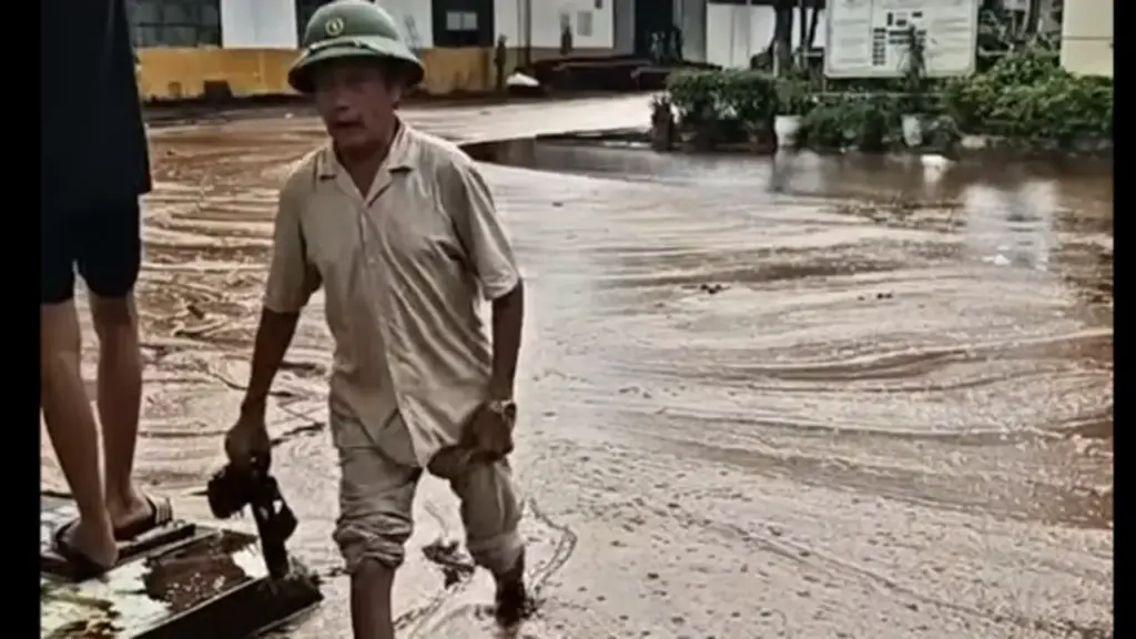 Sét đánh trúng nhà máy đường, vỡ bể chứa, 2.000 tấn mật tràn ra sân
