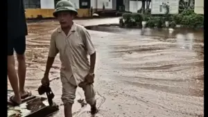 Sét đánh trúng nhà máy đường, vỡ bể chứa, 2.000 tấn mật tràn ra sân