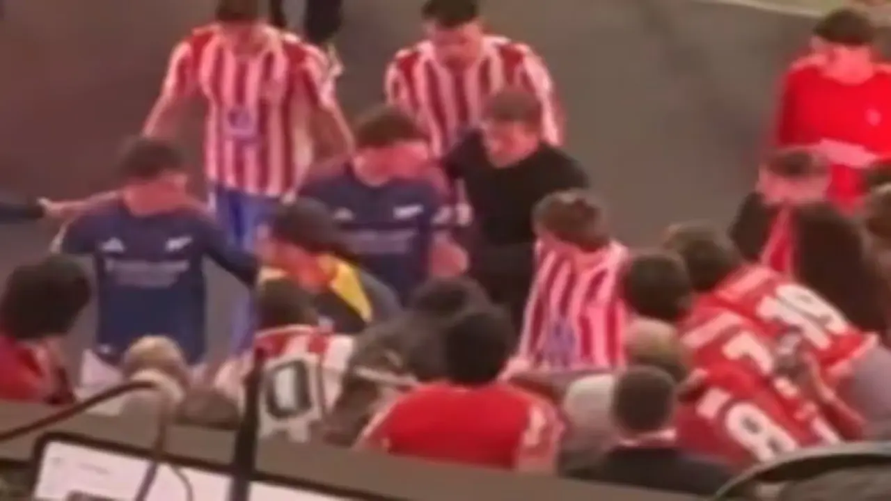 Simeone và hậu vệ Arsenal căng thẳng vì chuyện giẫm lên logo Atletico