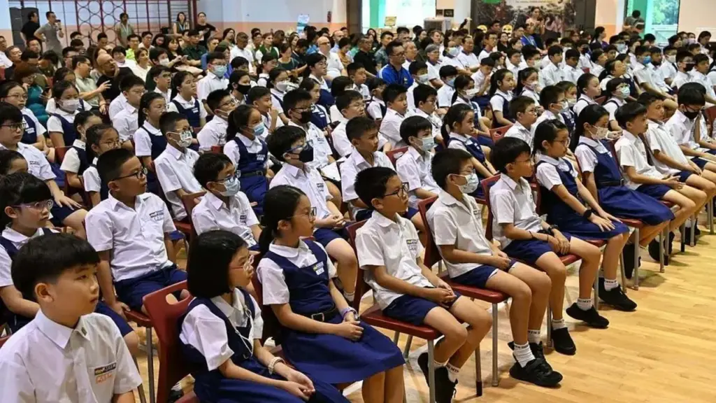 Singapore cho dùng roi mây phạt học sinh bắt nạt bạn