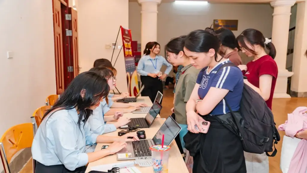 Sinh viên chia sẻ thắc mắc với nhân chứng lịch sử ở tuyến đường Trường Sơn