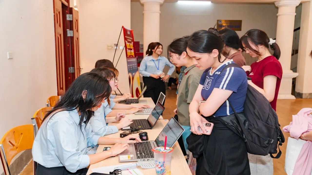 Sinh viên chia sẻ thắc mắc với nhân chứng lịch sử ở tuyến đường Trường Sơn