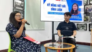 Sinh viên ngành truyền thông học cách viết bài bình luận tại báo Tuổi Trẻ