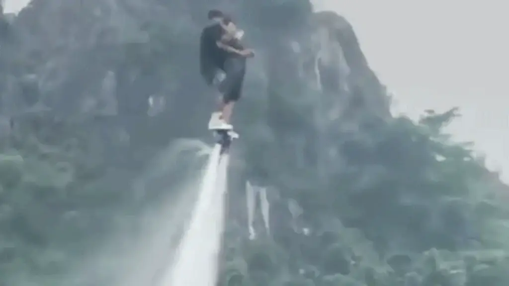Sự cố khi biểu diễn flyboard, hai người đang bay rơi xuống hồ Núi Lớ