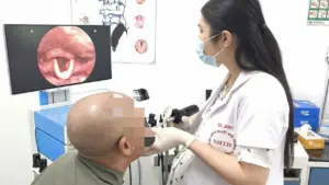 Suýt tắc đường thở do thói quen nhai đá lạnh giải nhiệt