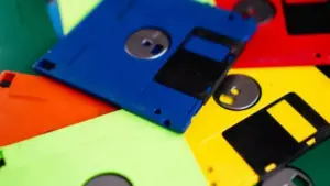 Tại sao Floppy Disk được gọi là 'đĩa mềm' dù cứng cáp và bền bỉ?