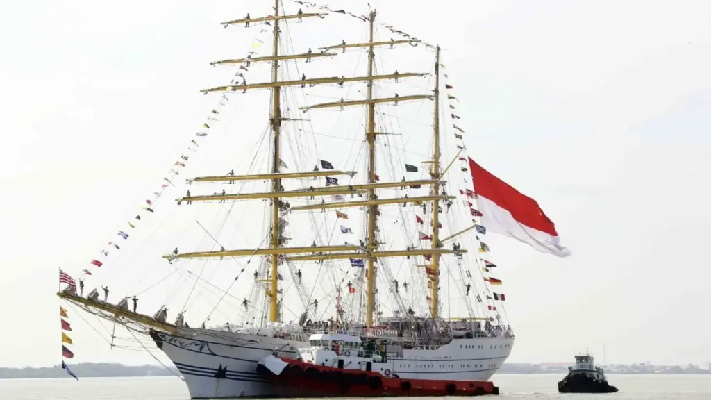Tàu buồm hải quân lớn nhất Đông Nam Á thăm TP HCM