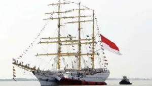 Tàu buồm hải quân lớn nhất Đông Nam Á thăm TP HCM