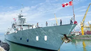 Tàu hộ vệ tên lửa Canada thăm Đà Nẵng