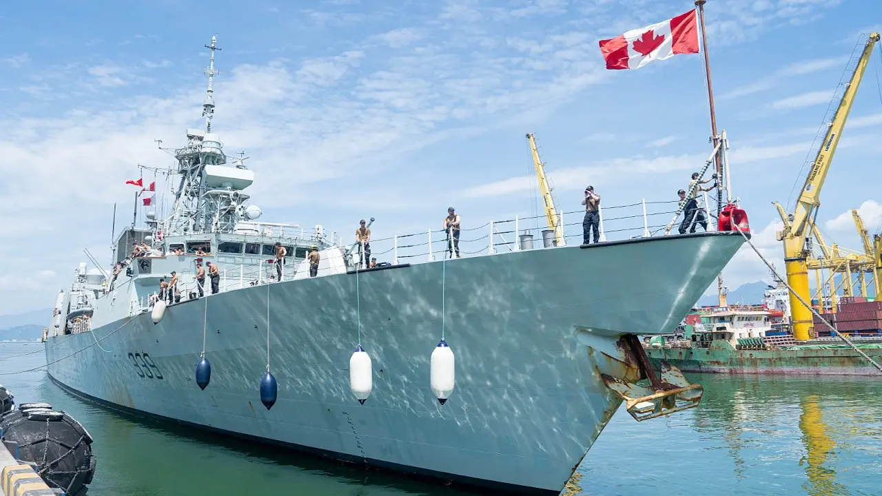 Tàu hộ vệ tên lửa Canada thăm Đà Nẵng