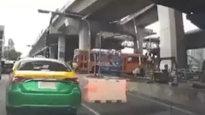 Tàu hỏa đâm xe buýt ở Bangkok, 8 người thiệt mạng