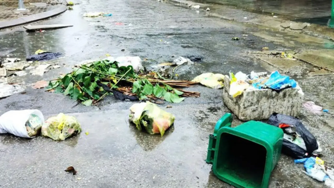 Thanh Hóa: Rác ngập đường phố sau mưa lớn