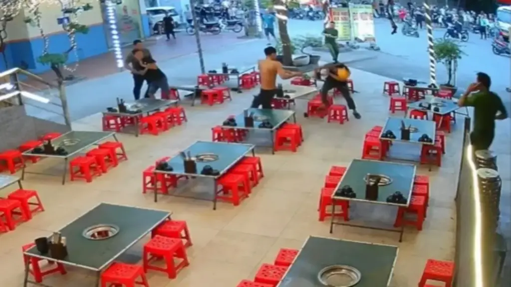 Thanh niên say rượu cầm dao đe dọa người dân, chống đối công an