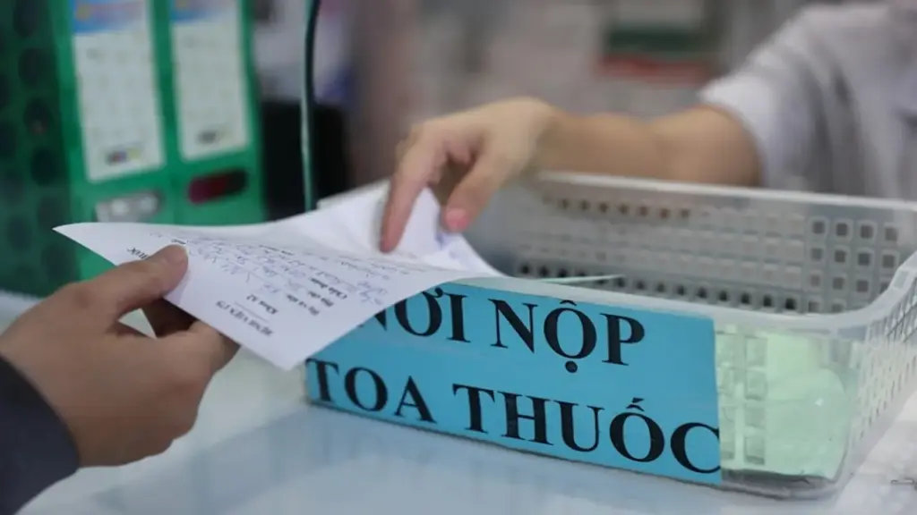 Thế khó của người bệnh khi mua thuốc phải có bác sĩ kê đơn